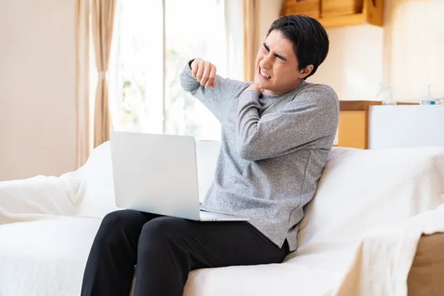 現代で多いスマホ首(ストレートネック)や肩こりの改善は整骨院に!